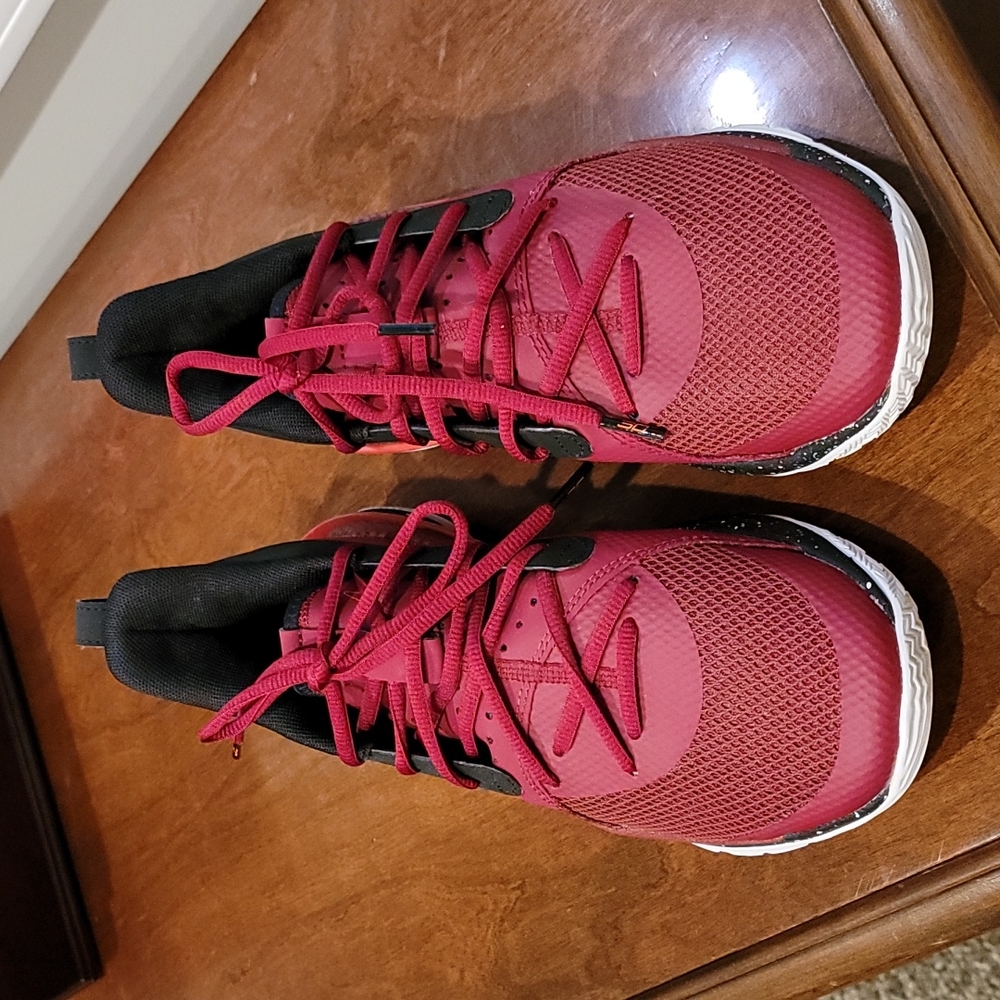 UNDER ARMOUR CURRY RED HOVR  SHOES SZ MENS 7 OR WOMENS 8.5